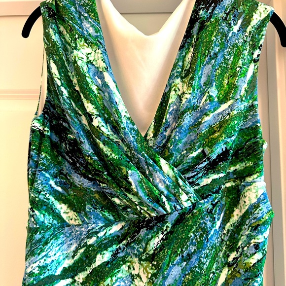 Flattering Dress. - Picture 2 of 4